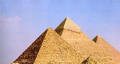 Семь чудес света: пирамида Хеопса, Висячие сады Семирамиды, статуя Зевса в Олимпии, храм Артемиды, мавзолей в Галикарнасе, Колосс Родосский, Александрийский маяк