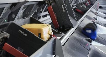 Як бути в аеропорту, коли валізи пасажирів піднімають в зал видачі багажу по стрічці: як оформити доставку і отримання, як оплачувати?