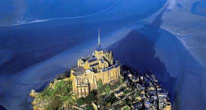 Kastilyo ng Mont Saint Michel sa sarili nitong