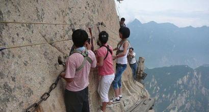 Visbīstamākā pārgājienu taka pasaulē, Huashan kalnu klosteris kalnā