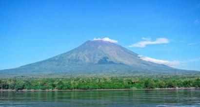 Сходження на вулкан Aгунг Назва вулкана на острові Балі