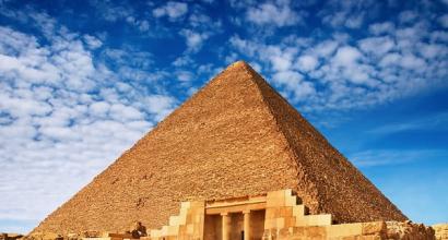 When did the construction of the Cheops pyramid begin?