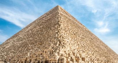 Years of construction of the pyramid of Cheops